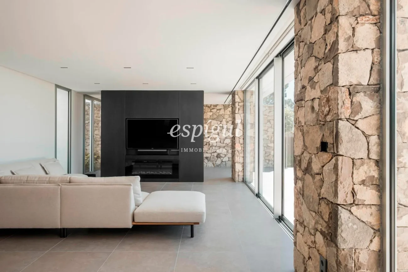 Residència de disseny contemporani a Teià amb piscina i jardí privat
