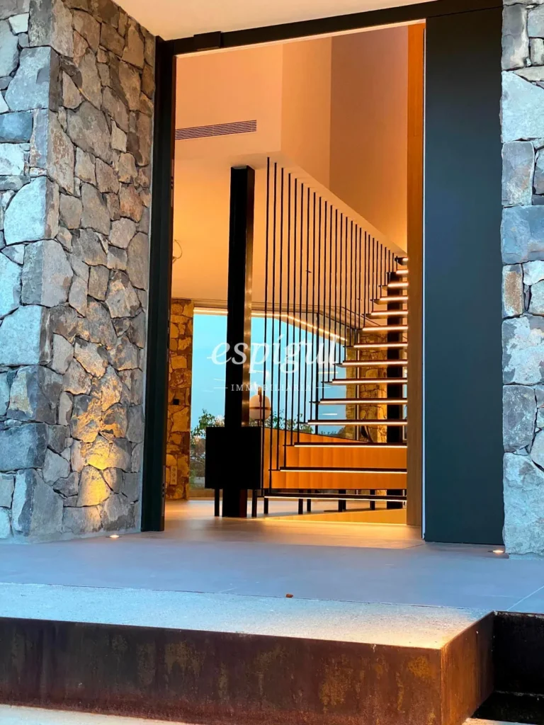 Residència de disseny contemporani a Teià amb piscina i jardí privat