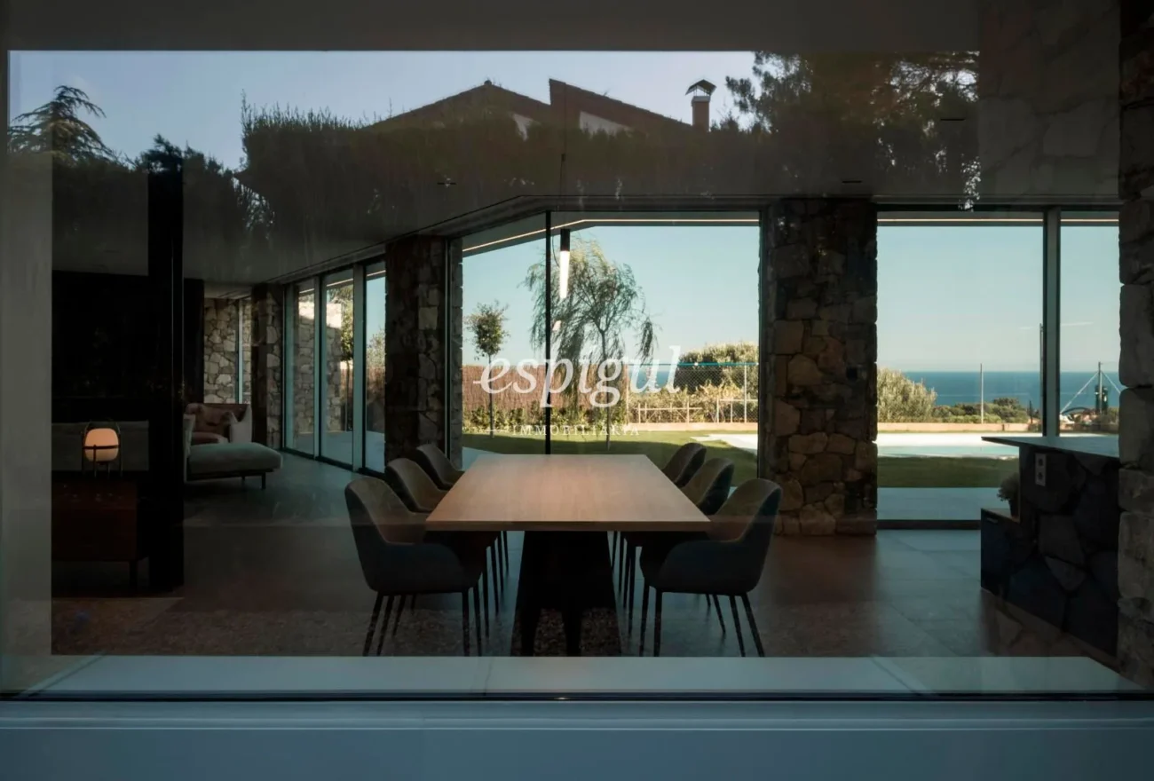Residència de disseny contemporani a Teià amb piscina i jardí privat