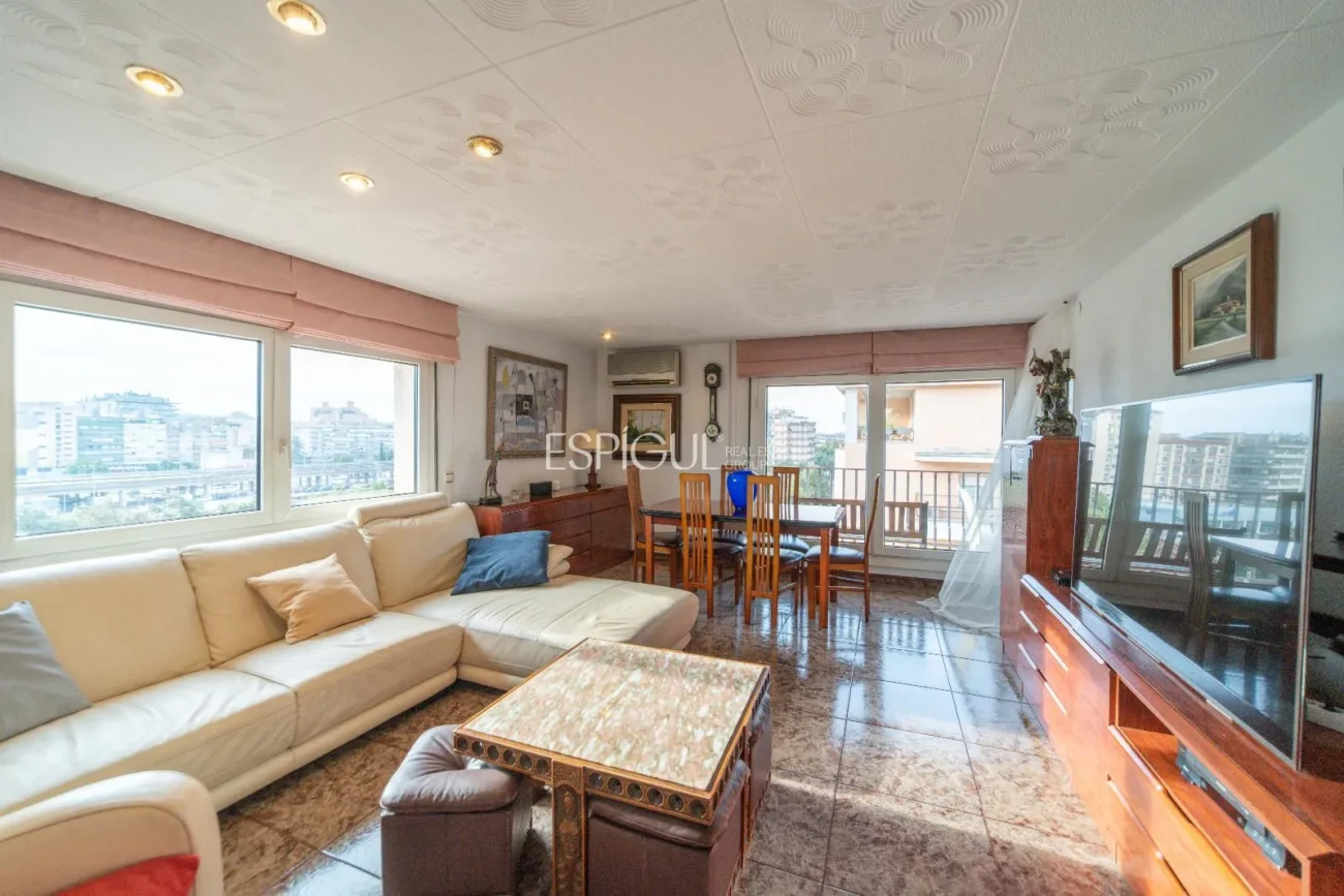 Amplio piso con terraza y parking, a un paso de la estación AVE de Girona