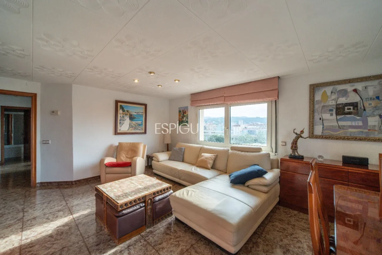 Amplio piso con terraza y parking, a un paso de la estación AVE de Girona