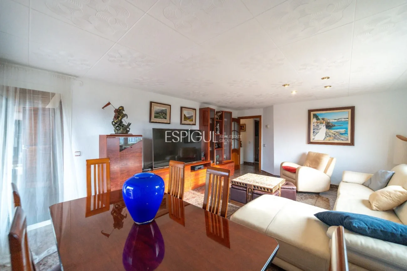 Amplio piso con terraza y parking, a un paso de la estación AVE de Girona