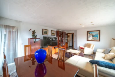 Amplio piso con terraza y parking, a un paso de la estación AVE de Girona