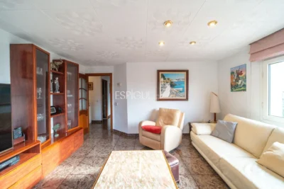 Amplio piso con terraza y parking, a un paso de la estación AVE de Girona
