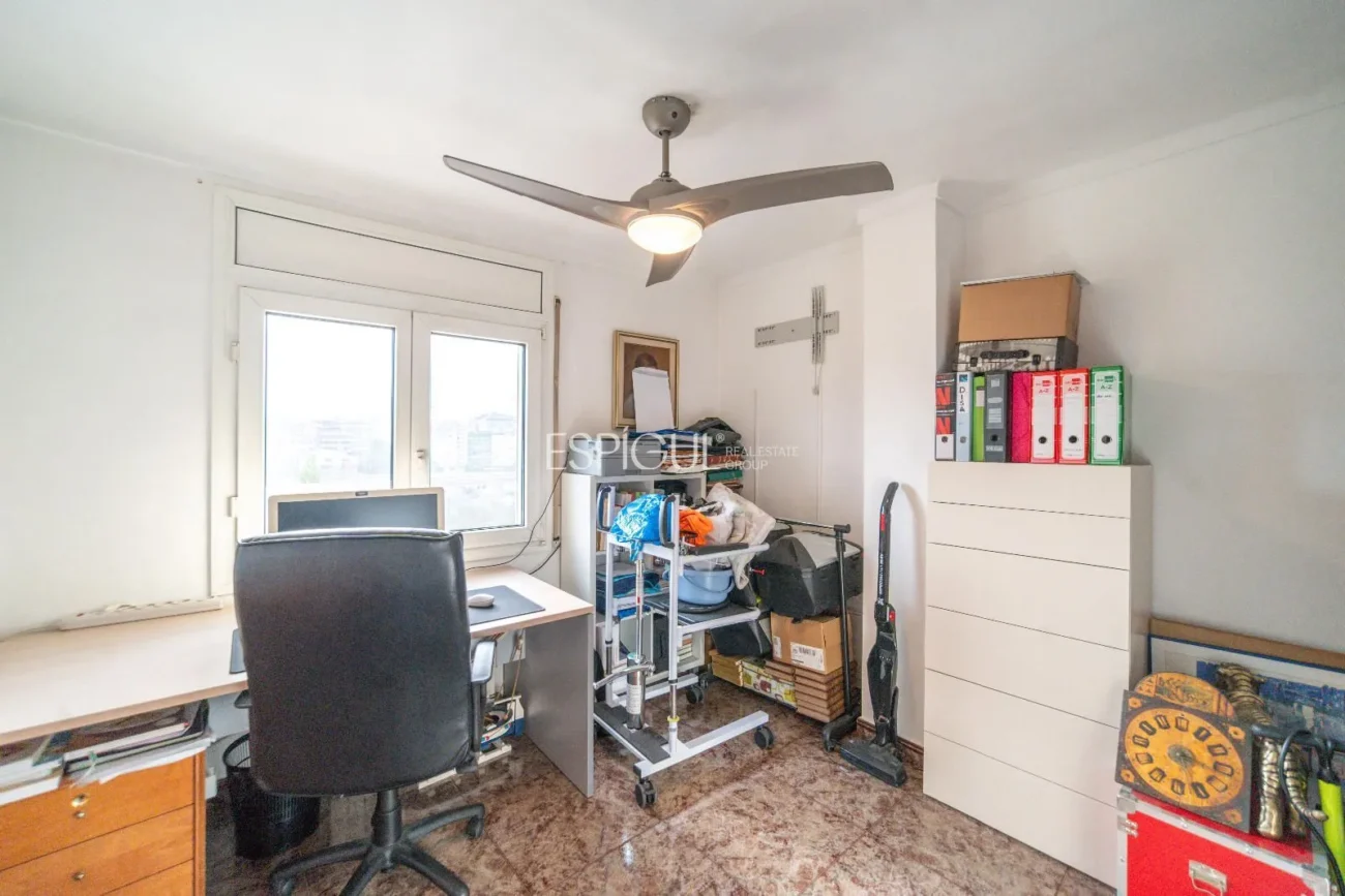 Amplio piso con terraza y parking, a un paso de la estación AVE de Girona