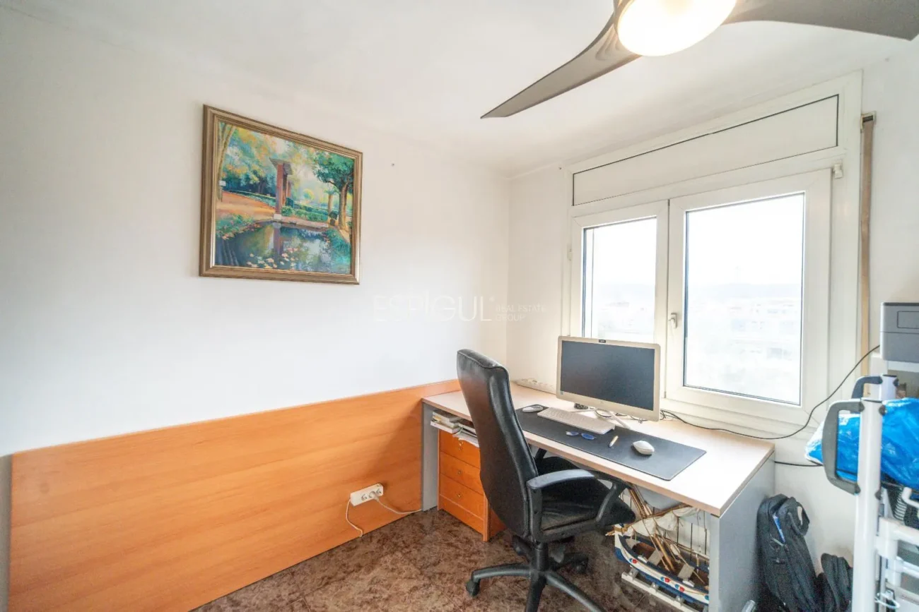 Amplio piso con terraza y parking, a un paso de la estación AVE de Girona