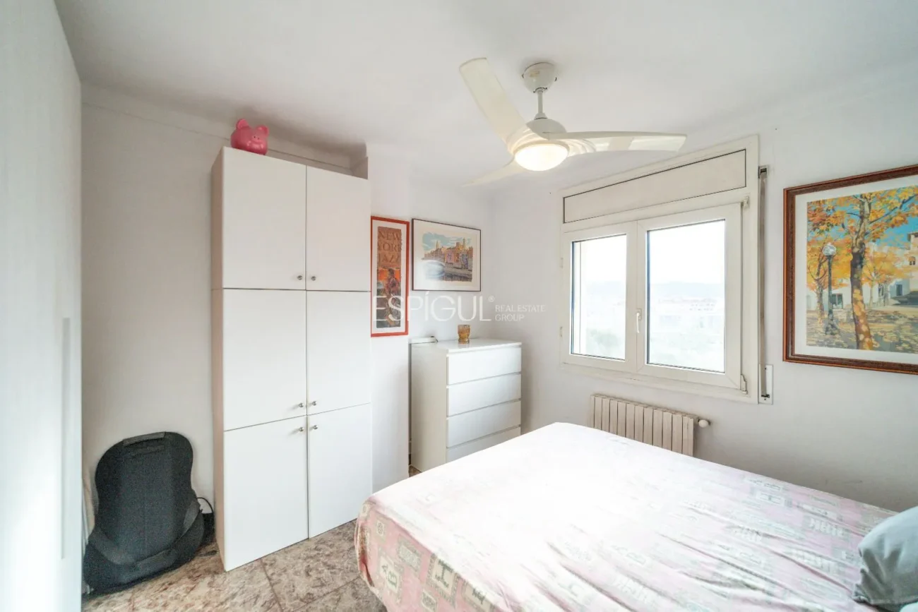 Amplio piso con terraza y parking, a un paso de la estación AVE de Girona