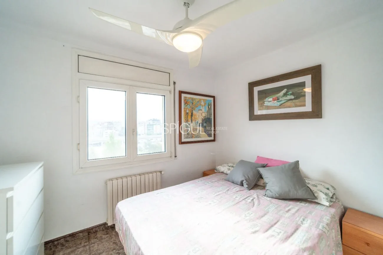 Amplio piso con terraza y parking, a un paso de la estación AVE de Girona