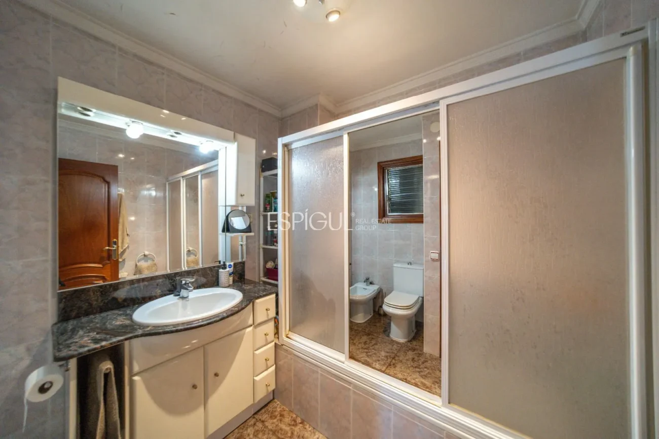 Amplio piso con terraza y parking, a un paso de la estación AVE de Girona