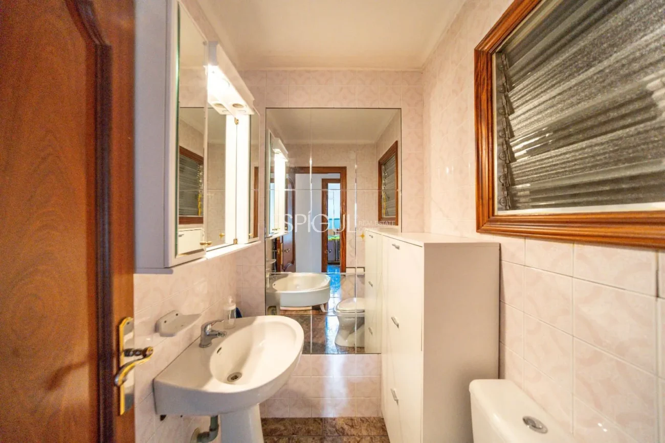 Amplio piso con terraza y parking, a un paso de la estación AVE de Girona