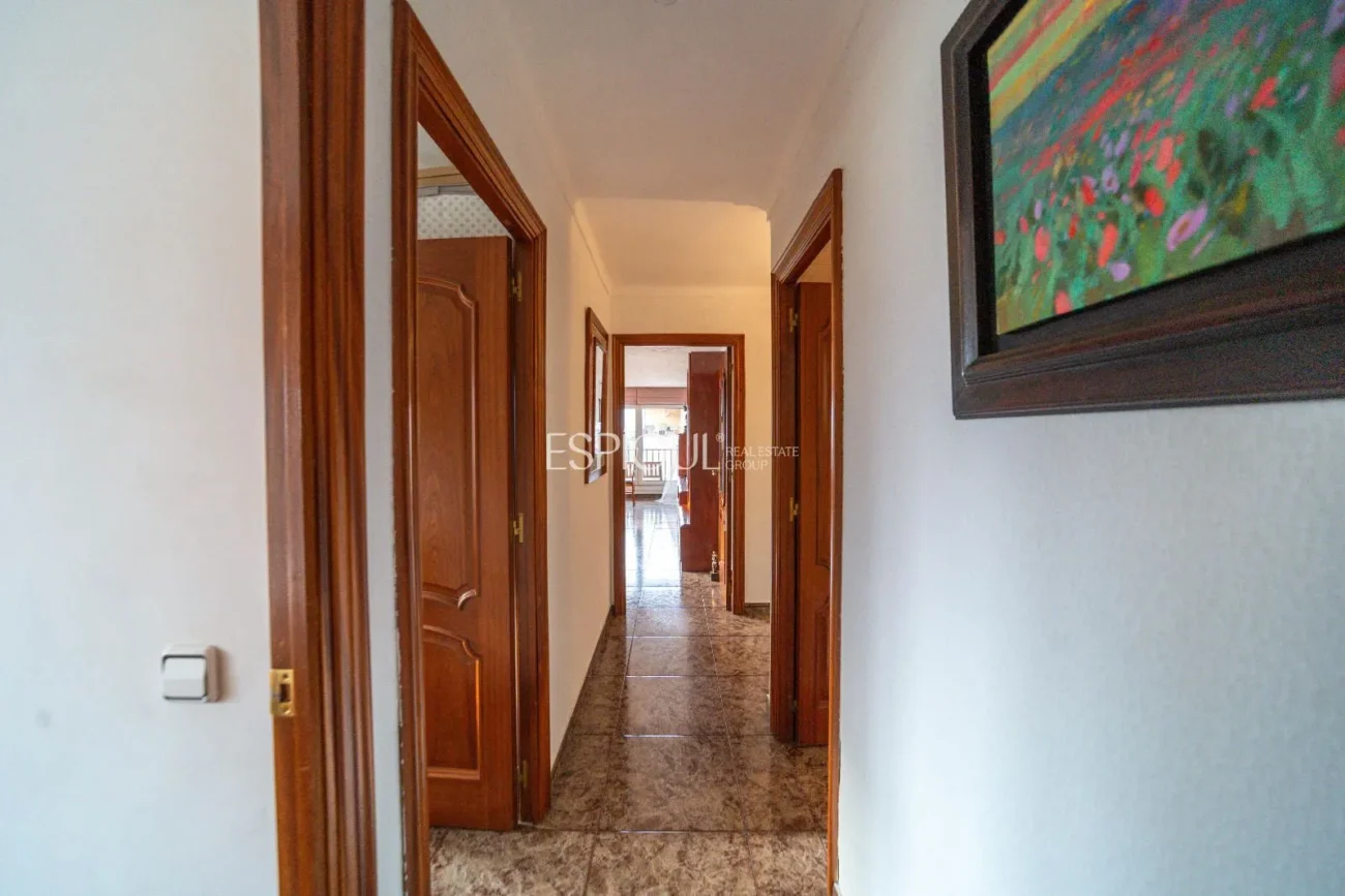 Amplio piso con terraza y parking, a un paso de la estación AVE de Girona