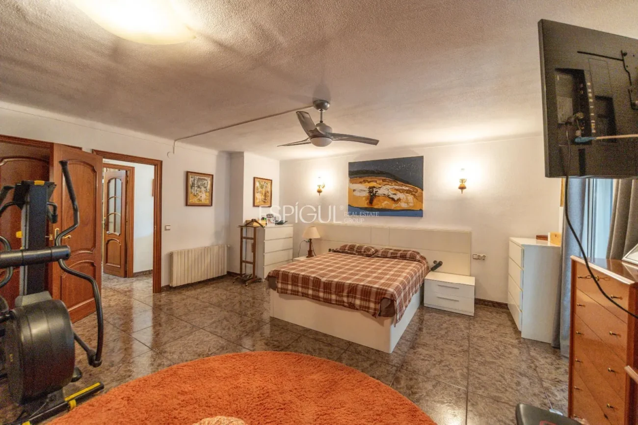 Amplio piso con terraza y parking, a un paso de la estación AVE de Girona