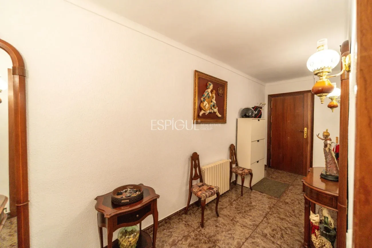Amplio piso con terraza y parking, a un paso de la estación AVE de Girona