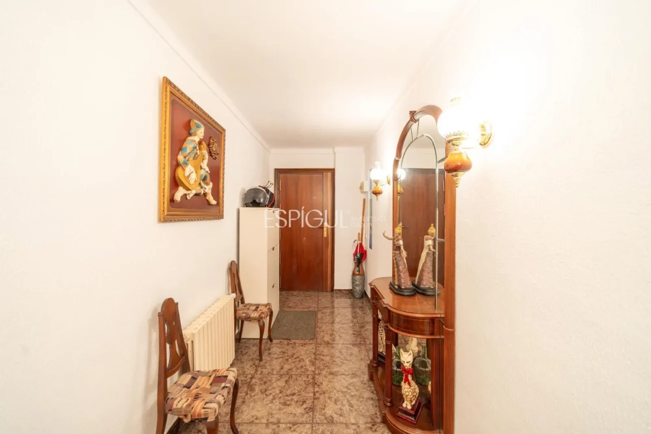 Amplio piso con terraza y parking, a un paso de la estación AVE de Girona