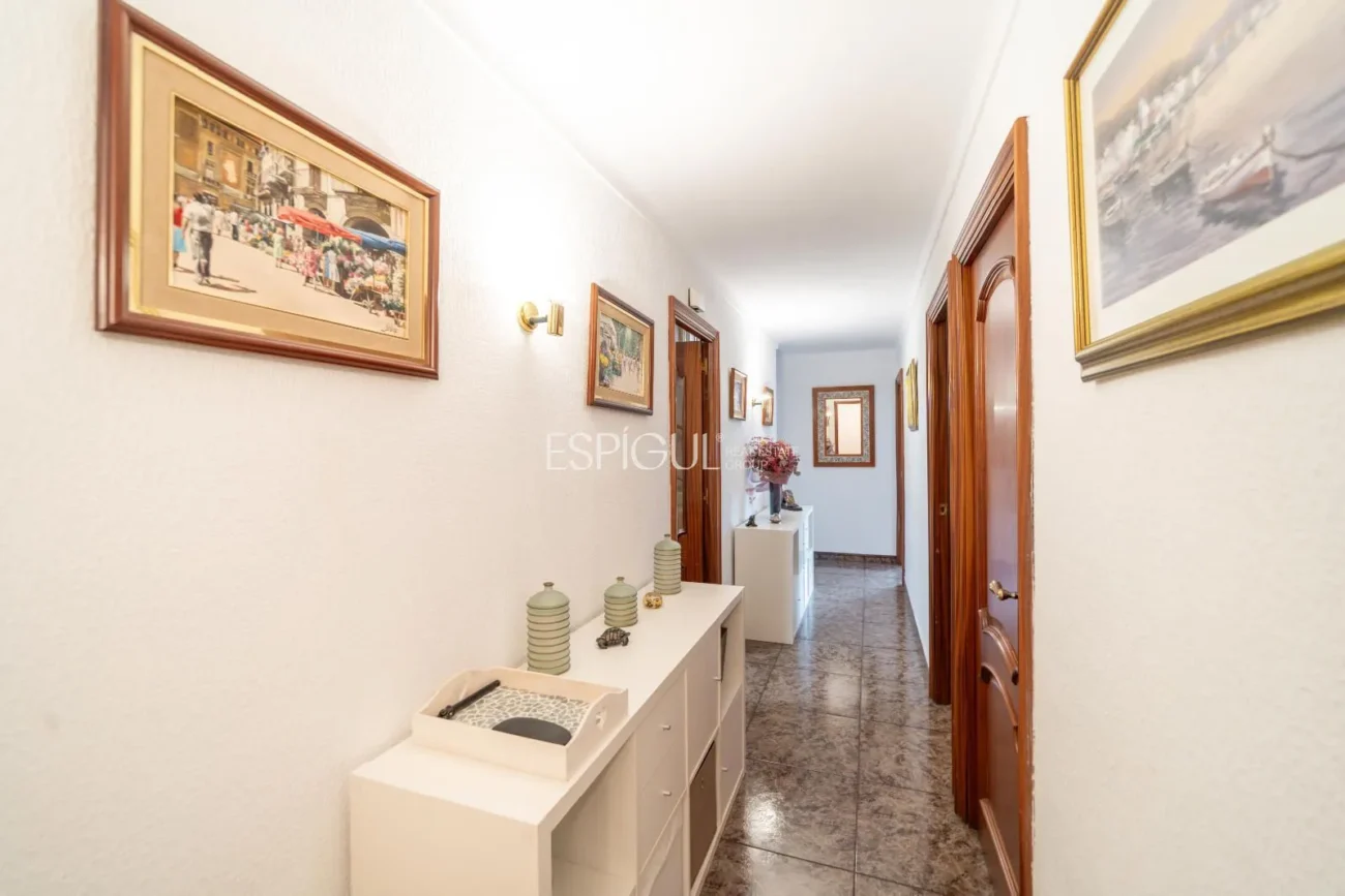 Amplio piso con terraza y parking, a un paso de la estación AVE de Girona