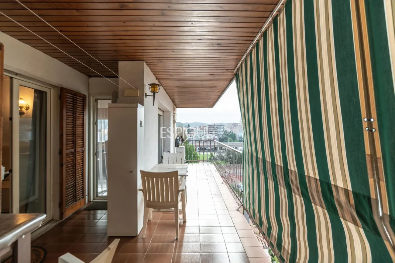 Amplio piso con terraza y parking, a un paso de la estación AVE de Girona