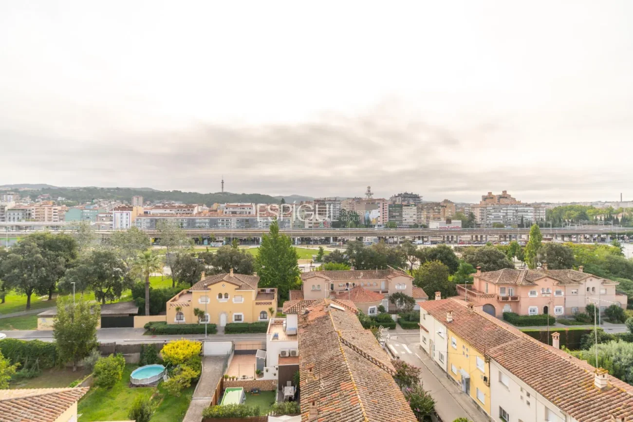 Amplio piso con terraza y parking, a un paso de la estación AVE de Girona