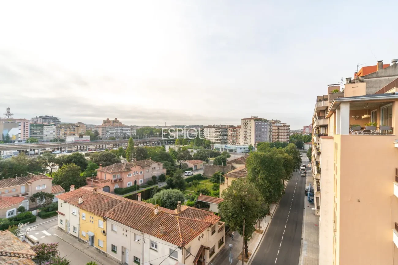 Amplio piso con terraza y parking, a un paso de la estación AVE de Girona