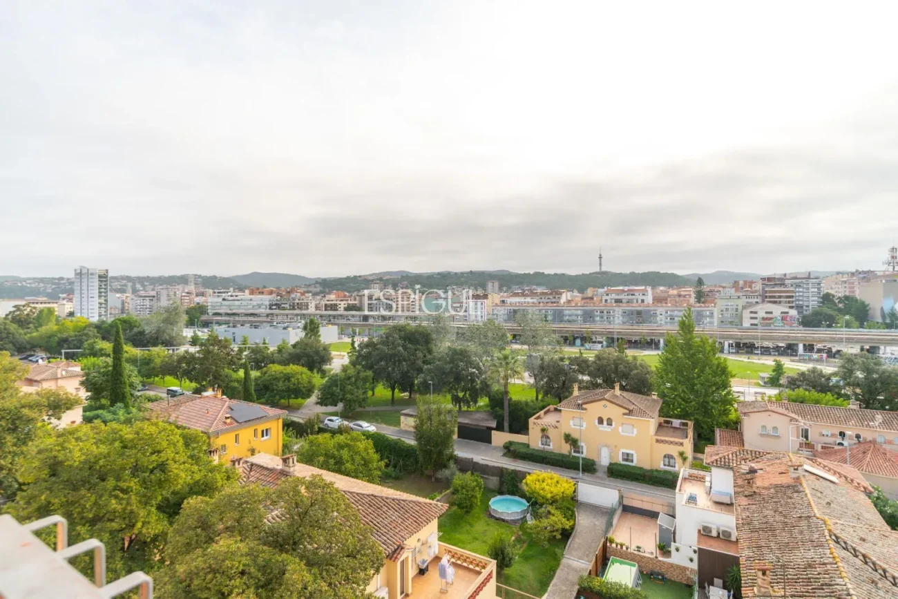 Amplio piso con terraza y parking, a un paso de la estación AVE de Girona