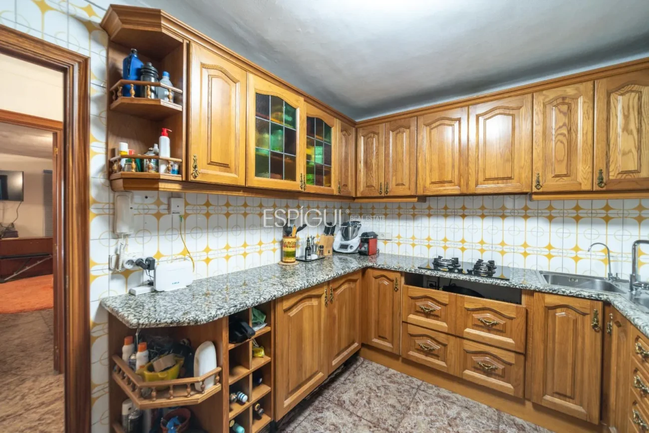 Amplio piso con terraza y parking, a un paso de la estación AVE de Girona