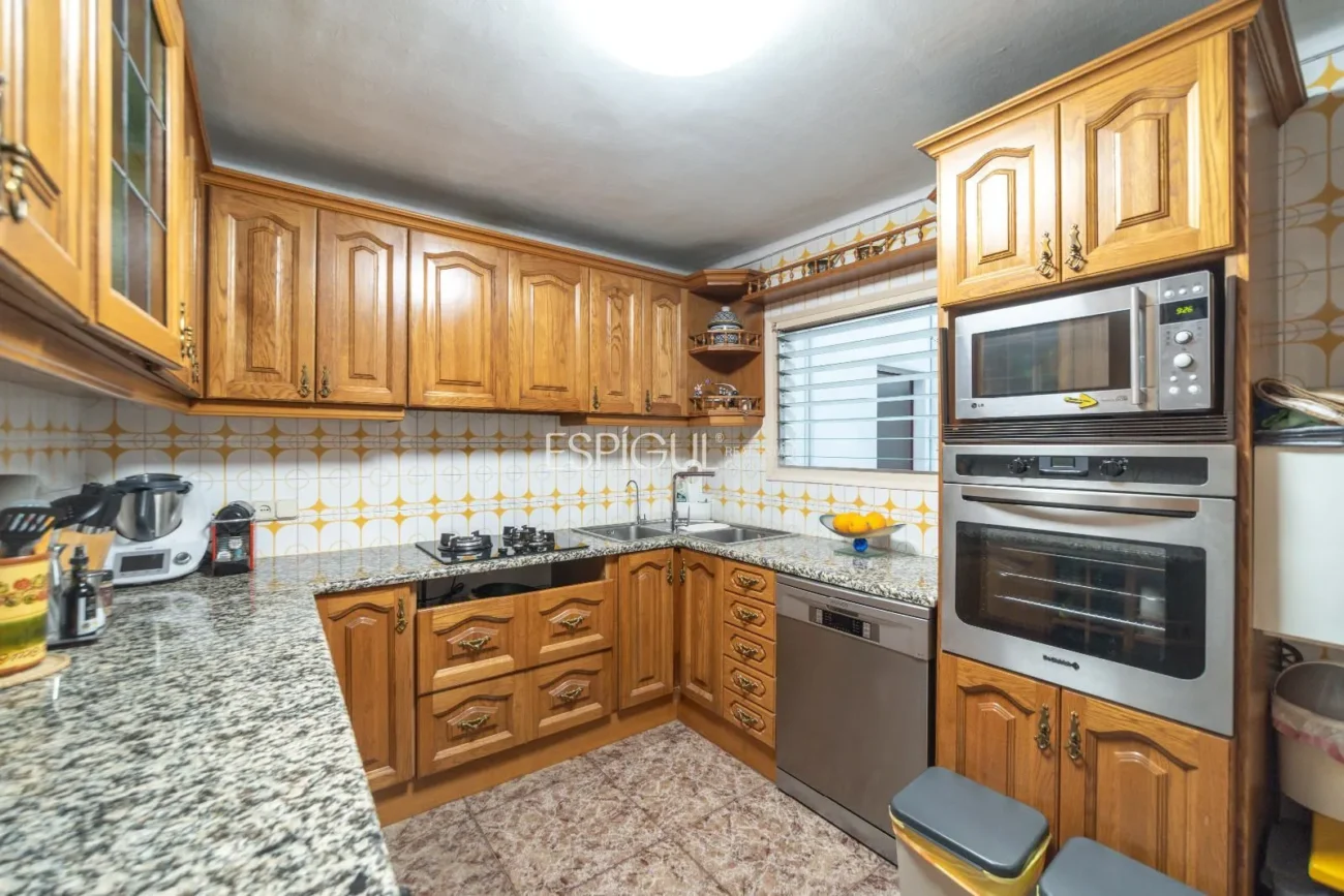 Amplio piso con terraza y parking, a un paso de la estación AVE de Girona