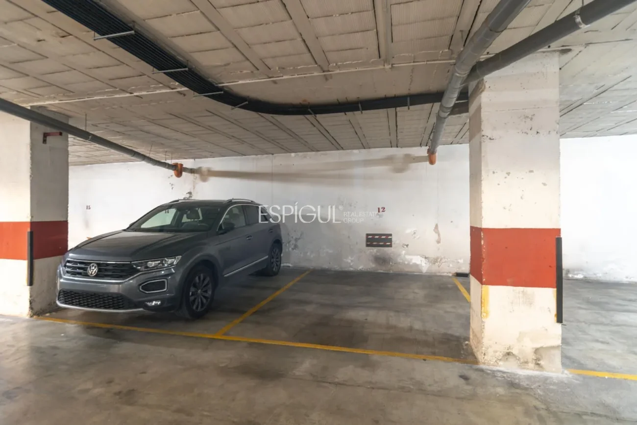 Amplio piso con terraza y parking, a un paso de la estación AVE de Girona