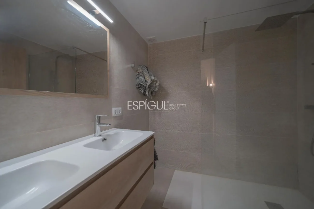 Àtic dúplex exclusiu amb terrassa i encant únic
