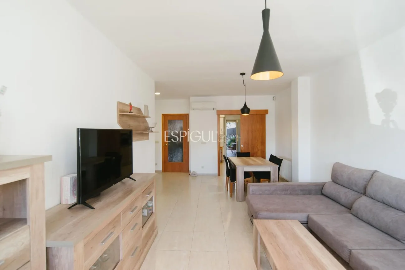 Baix de 3 habitacions amb terrassa i jardí a Peralada