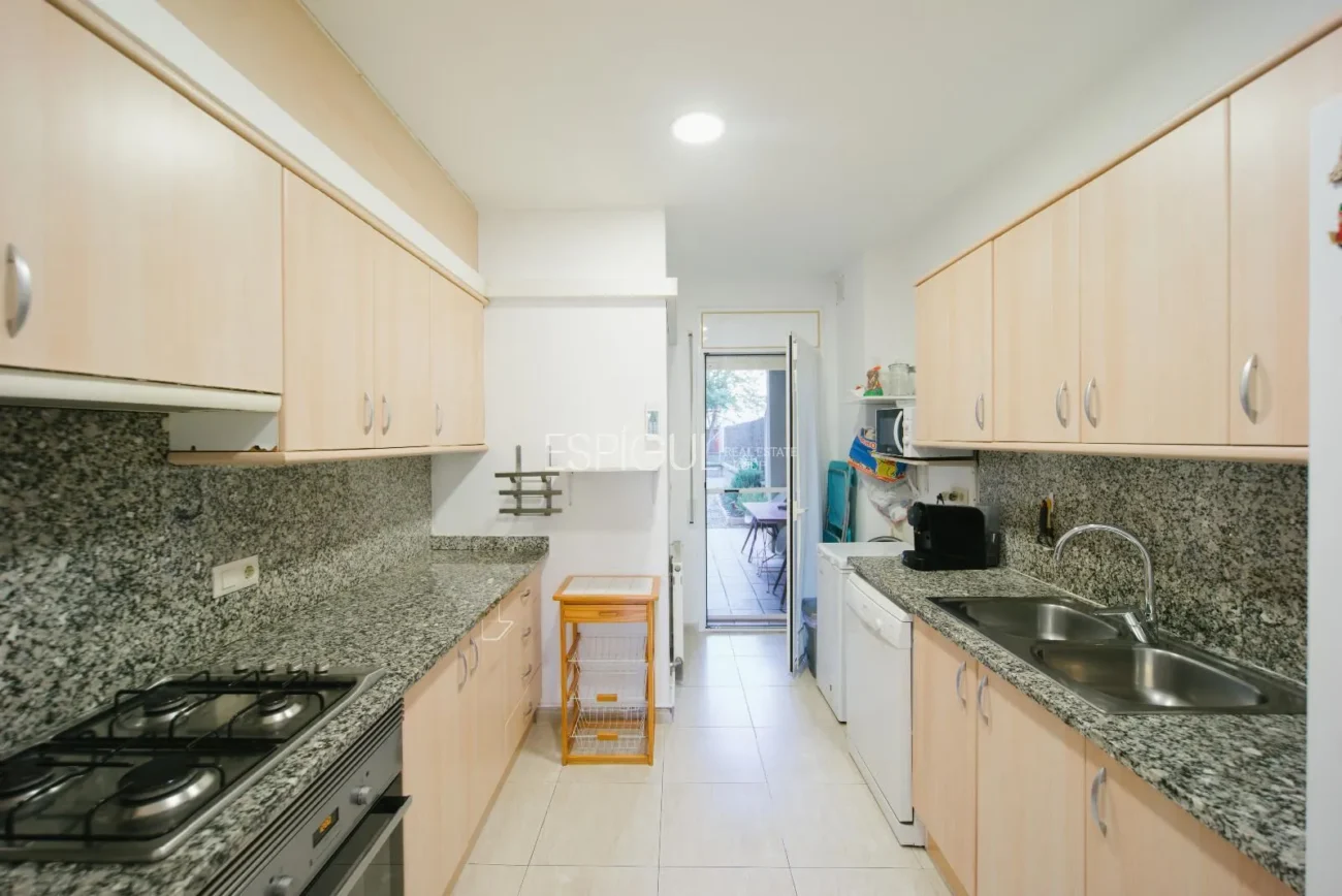 Baix de 3 habitacions amb terrassa i jardí a Peralada