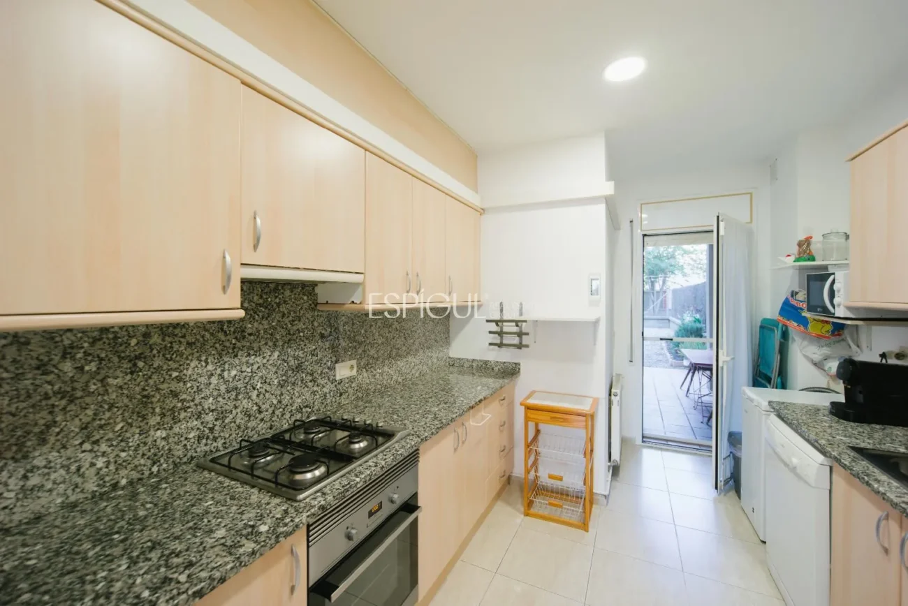 Baix de 3 habitacions amb terrassa i jardí a Peralada