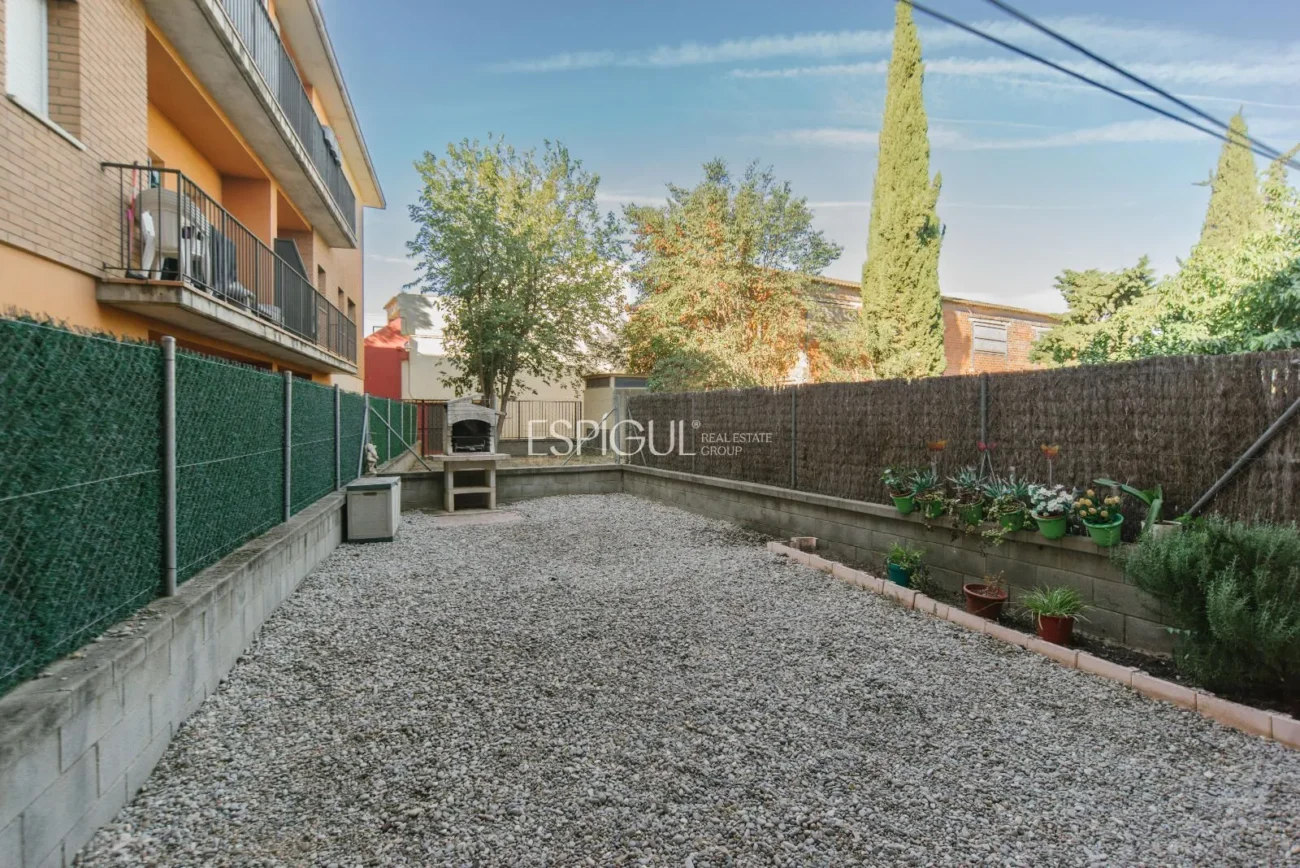 Baix de 3 habitacions amb terrassa i jardí a Peralada