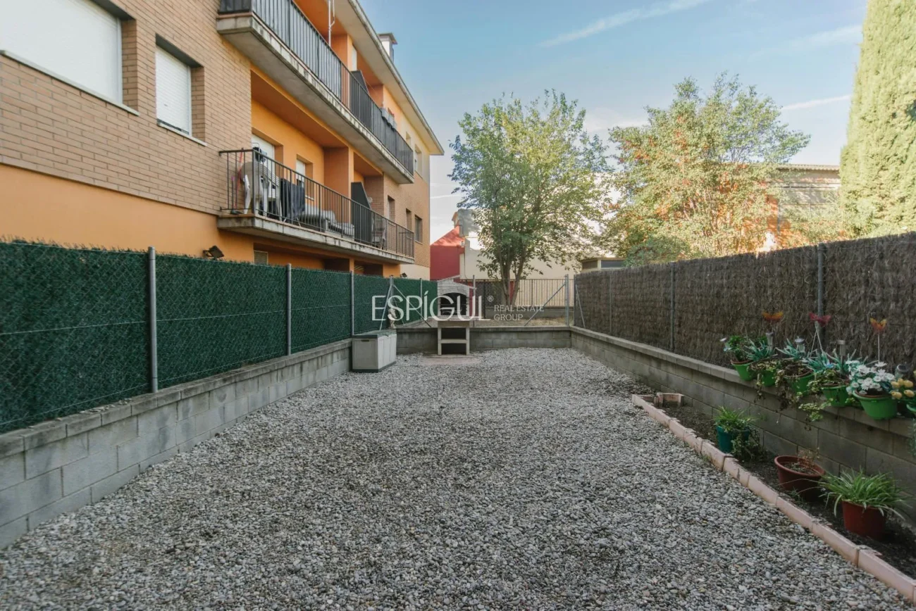 Baix de 3 habitacions amb terrassa i jardí a Peralada
