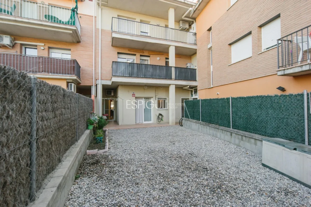 Baix de 3 habitacions amb terrassa i jardí a Peralada