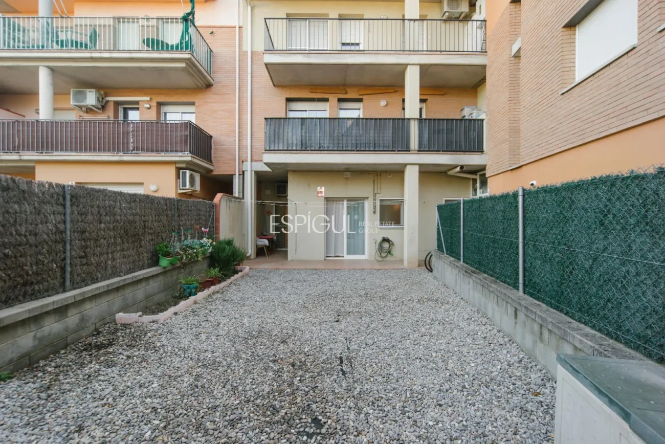 Baix de 3 habitacions amb terrassa i jardí a Peralada
