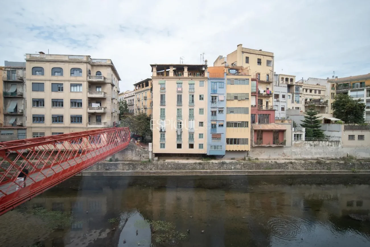 Bloque en venta en plena Rambla de Girona.