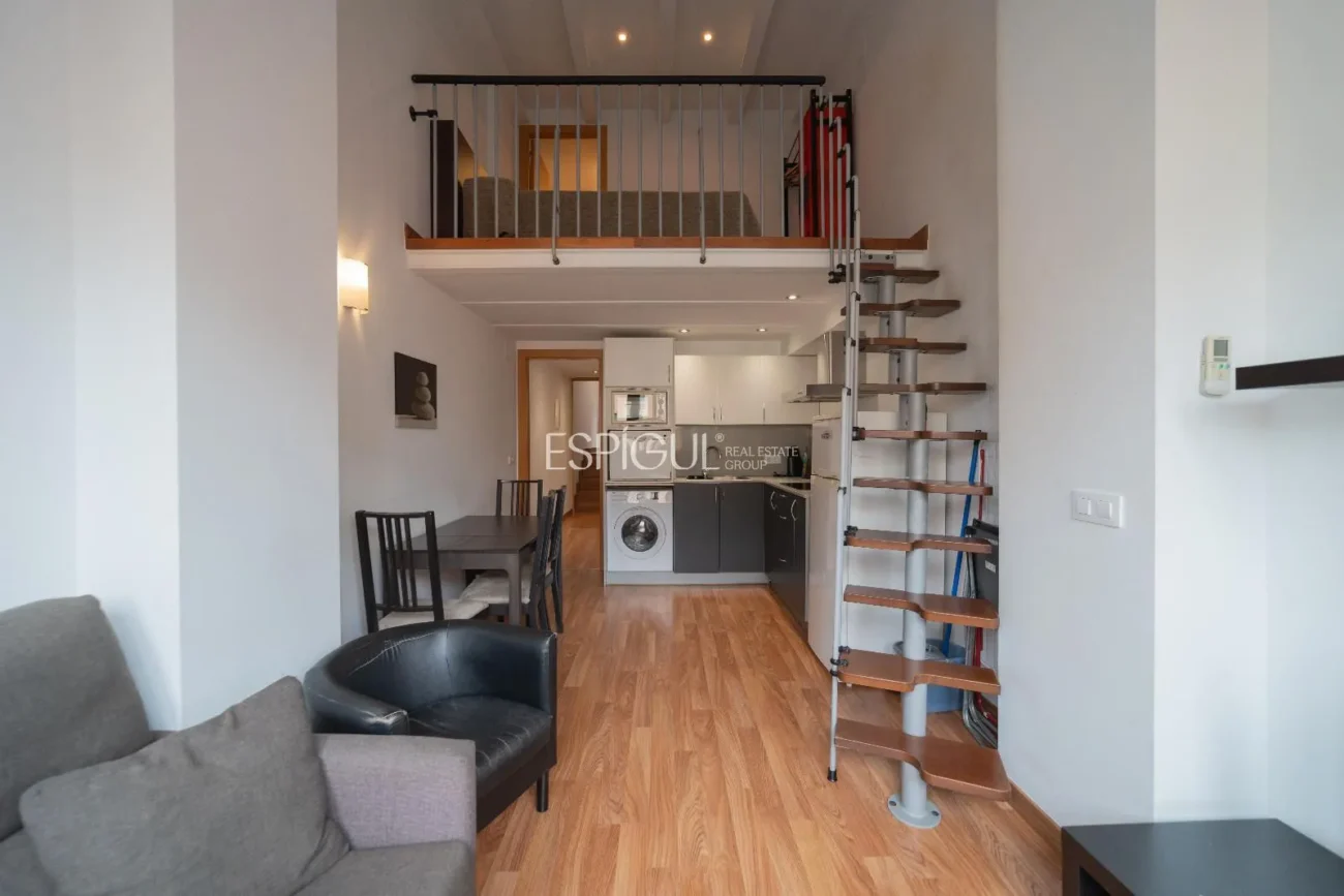 Bloque en venta en plena Rambla de Girona.