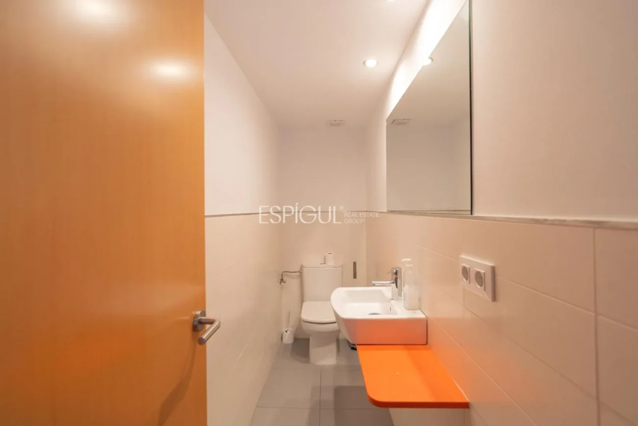 Bloque en venta en plena Rambla de Girona.