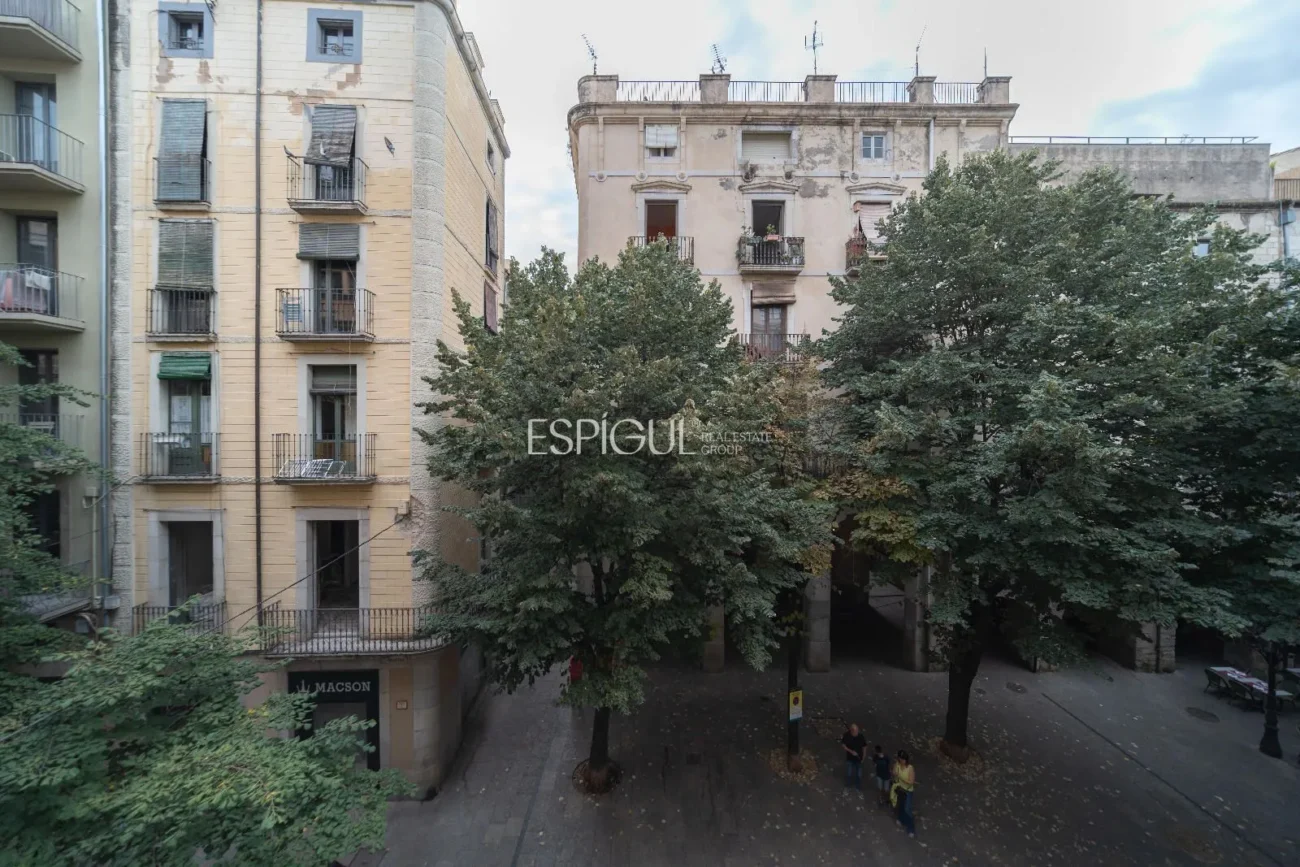 Bloque en venta en plena Rambla de Girona.