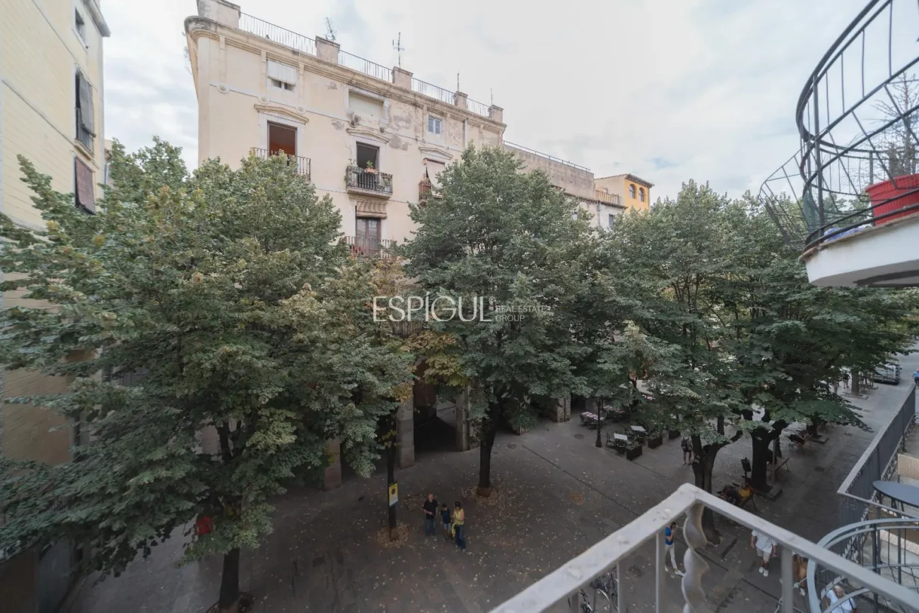 Bloque en venta en plena Rambla de Girona.