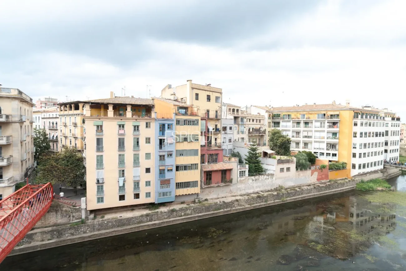 Bloque en venta en plena Rambla de Girona.