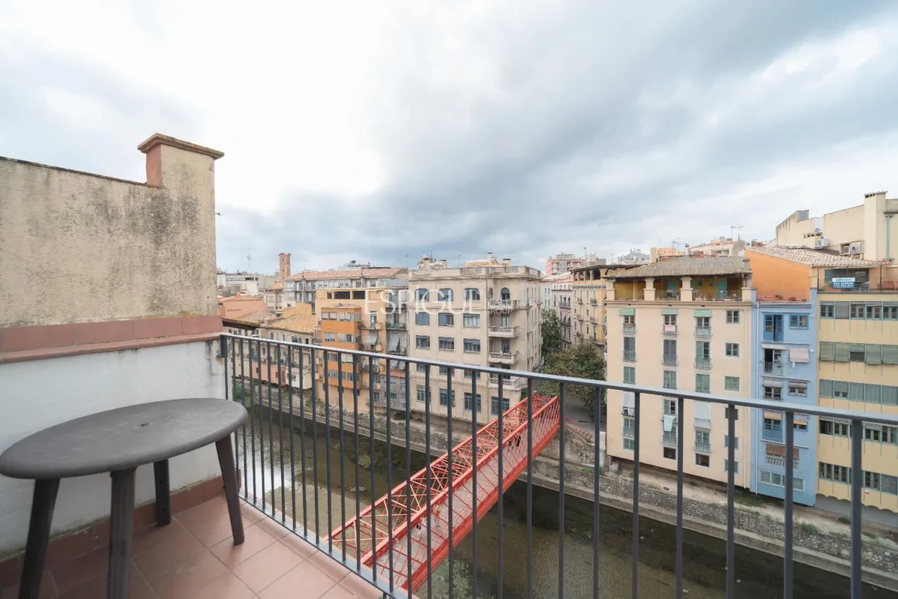Bloque en venta en plena Rambla de Girona.