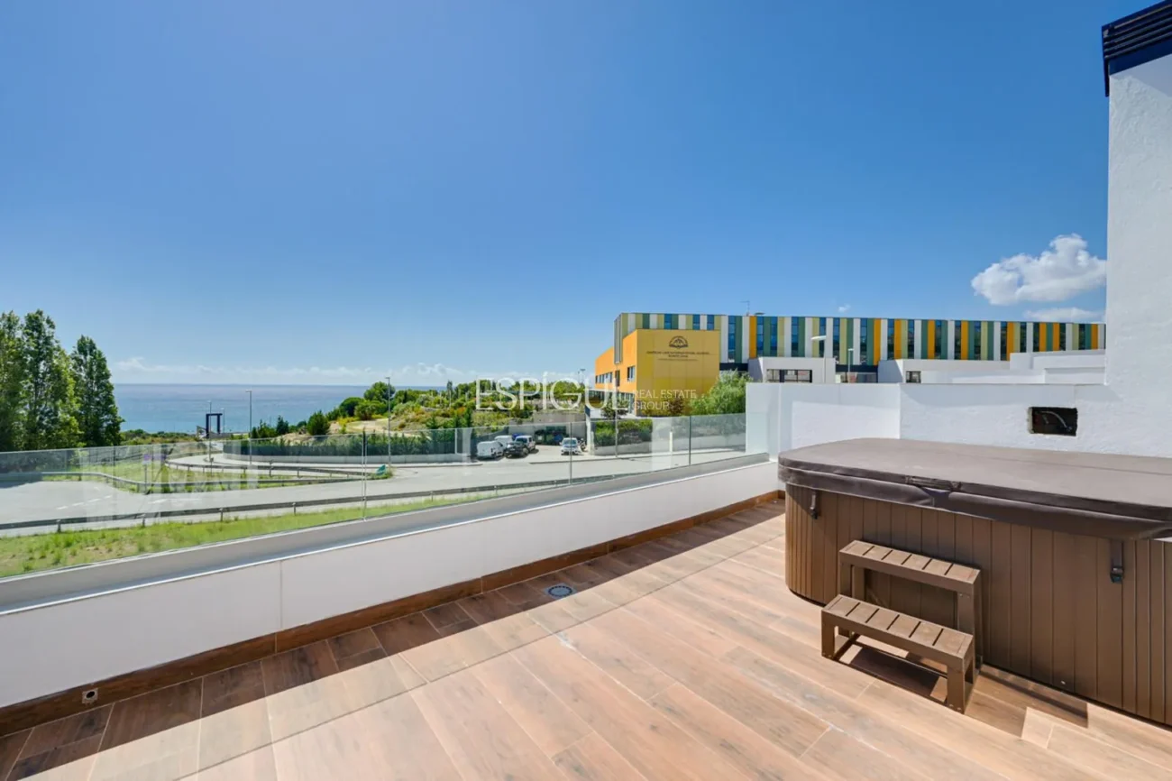 Casa aparellada d’obra nova amb vistes al mar a Montgat
