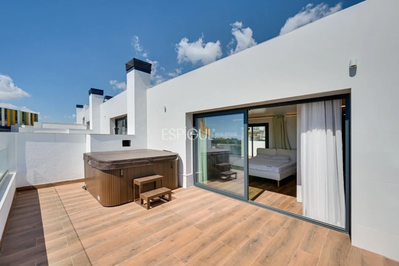 Casa aparellada d’obra nova amb vistes al mar a Montgat