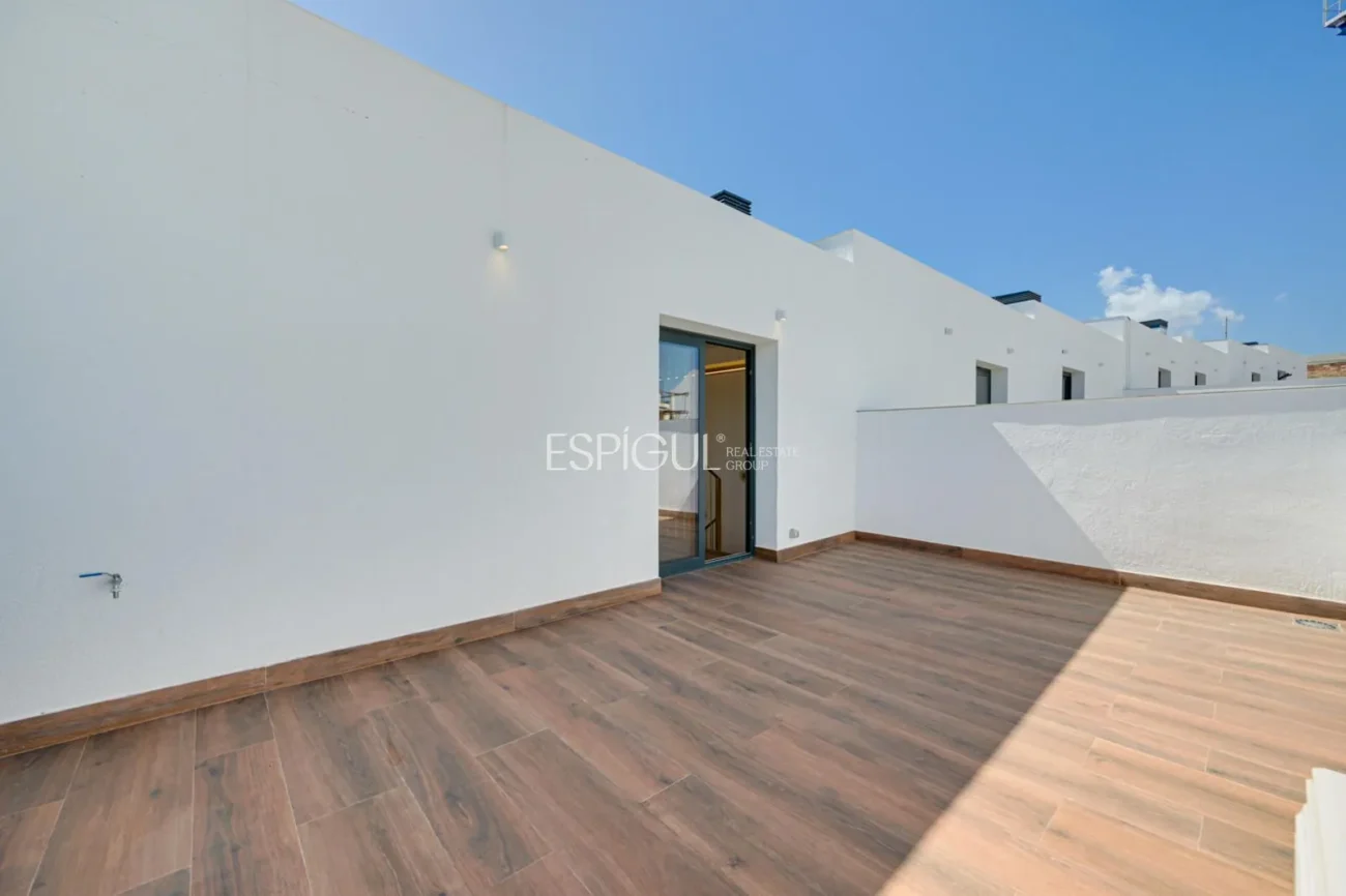Casa aparellada d’obra nova amb vistes al mar a Montgat