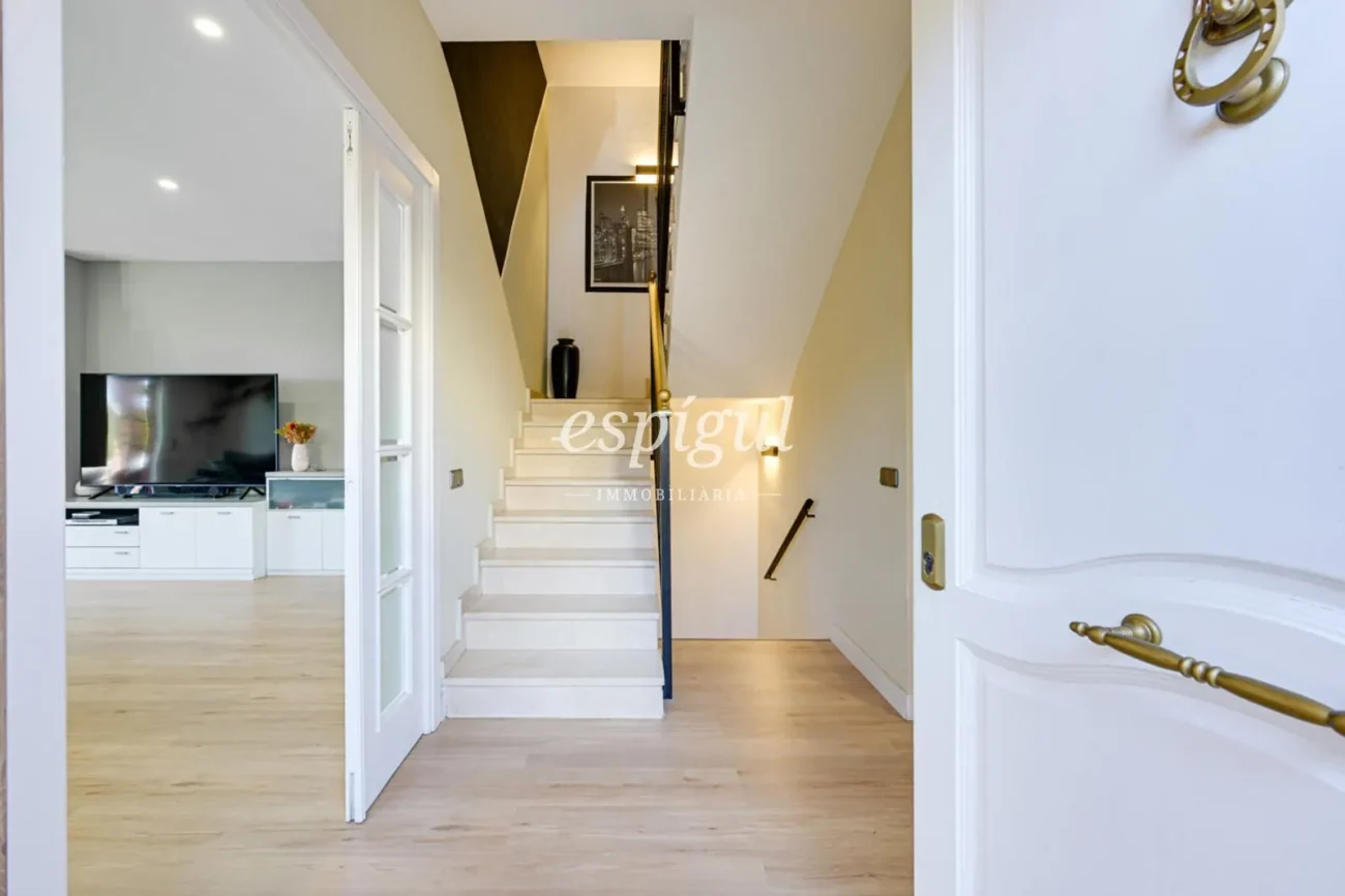Encantadora casa pareada en Tiana con jardín privado, buhardilla y vistas al mar