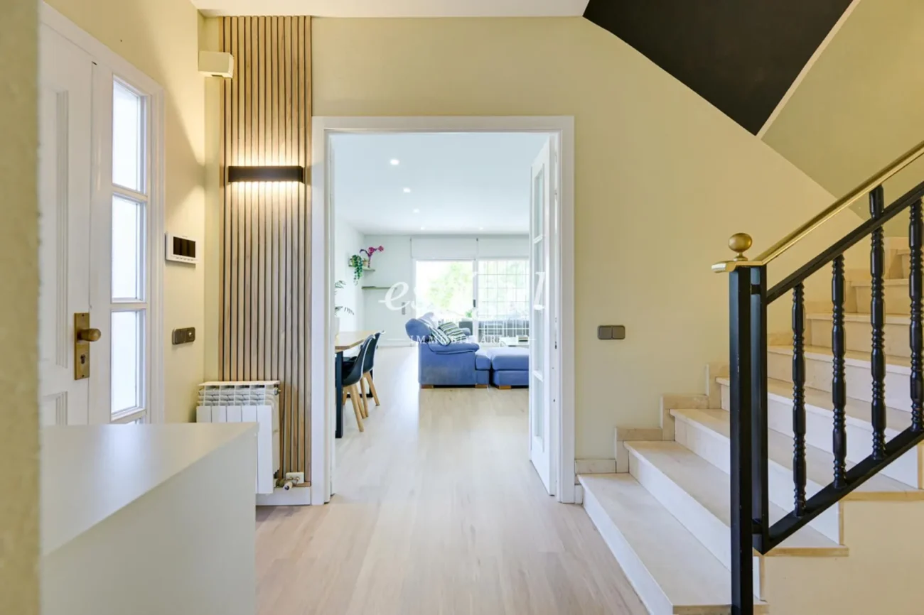 Encantadora casa pareada en Tiana con jardín privado, buhardilla y vistas al mar