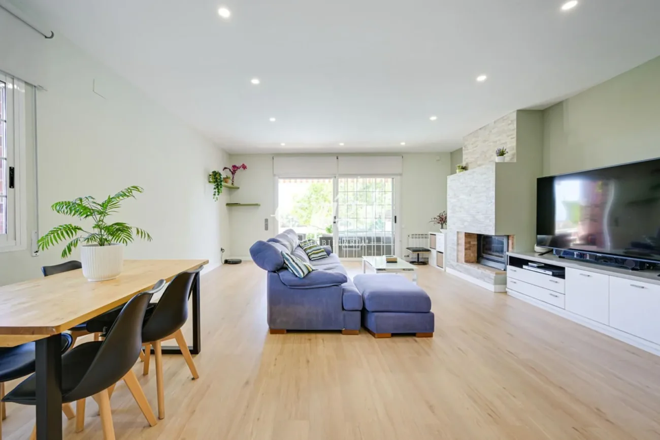 Encantadora casa pareada en Tiana con jardín privado, buhardilla y vistas al mar
