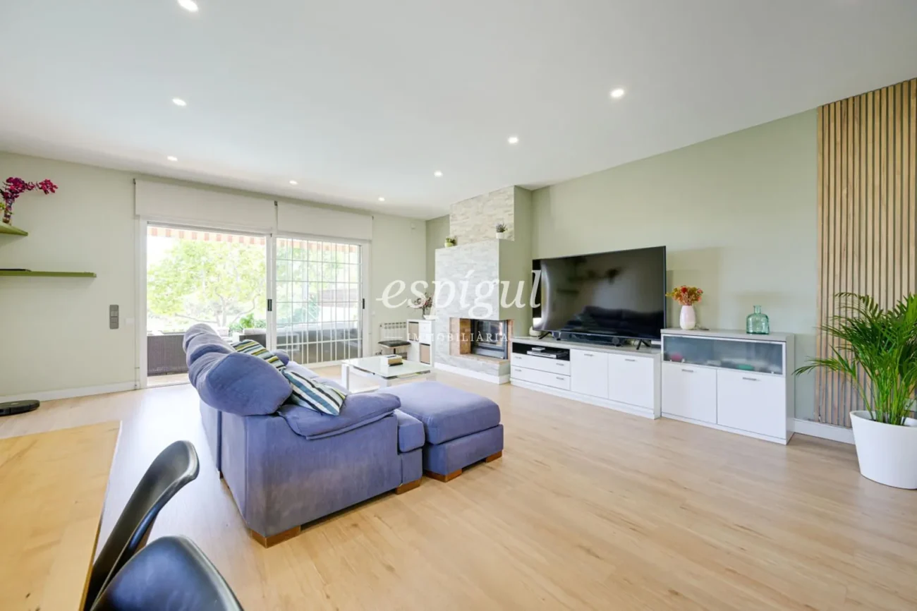 Encantadora casa pareada en Tiana con jardín privado, buhardilla y vistas al mar
