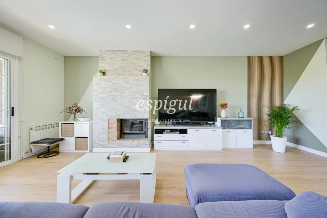 Encantadora casa pareada en Tiana con jardín privado, buhardilla y vistas al mar