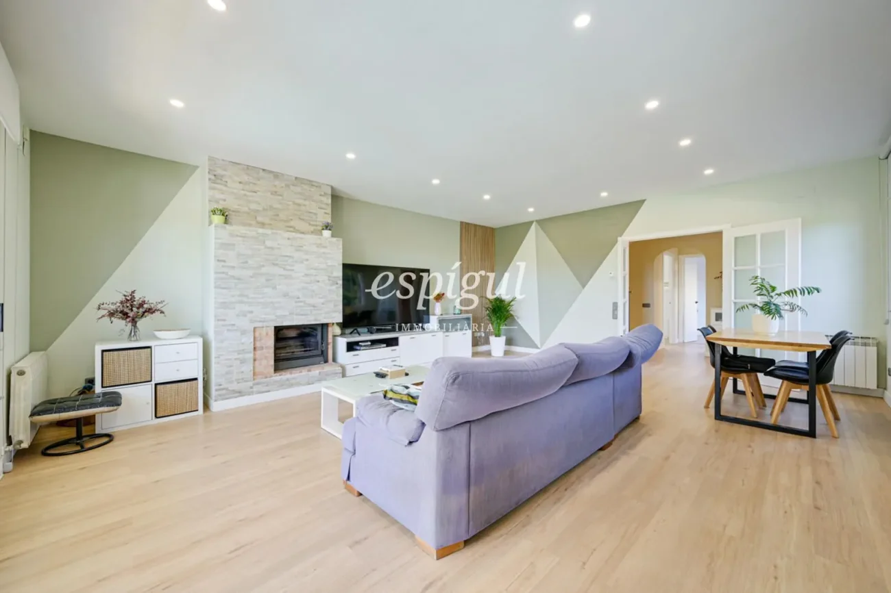 Encantadora casa pareada en Tiana con jardín privado, buhardilla y vistas al mar